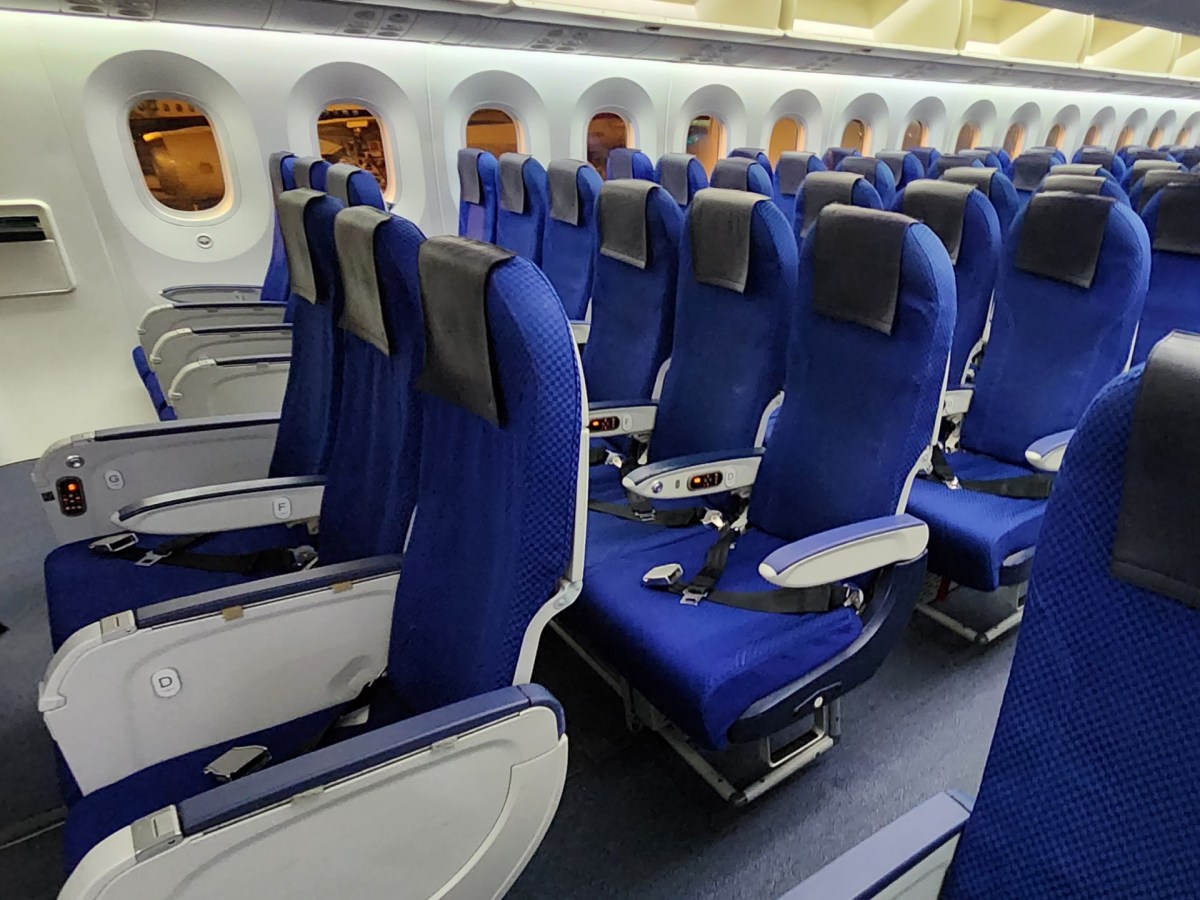 飛行機の座席はどこがいい？前方・後方・窓側・通路側の違いをわかりやすく解説